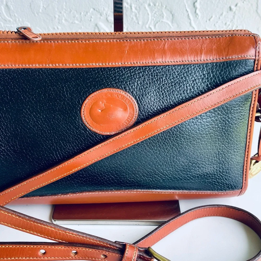 VINTAGE DOONEY & BOURKE BLACK TAN CLUTCH CROSSBODY BAG ADJUSTABLE STRAP - Picture 5 of 16